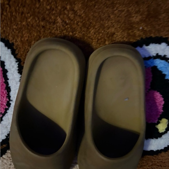 Yeezy Olive Green Slide Slippers - Picture 4 of 4